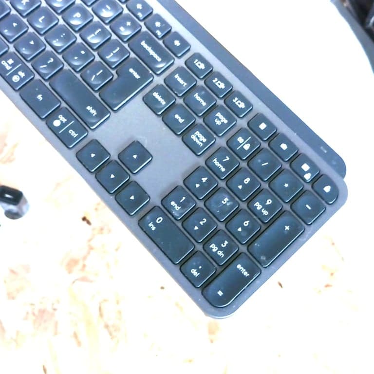 Tastatură wireless Logitech MX Keys S, gri grafit, cu iluminare — Zgârieturi și urme de murdărie (stare: vezi imaginea 2)