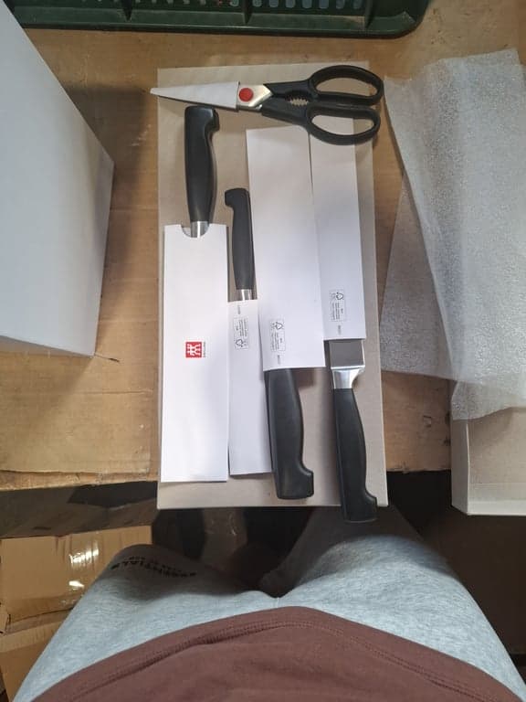 Set de cuțite cu auto-ascuțire ZWILLING Vier Sterne din oțel inoxidabil, incomplet (lipsește 1 cuțit — conține cu o piesă mai puțin; stare: vezi a 2-a imagine)