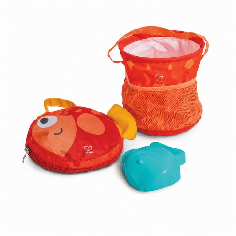 Set de Joacă Pliabil pentru Plajă Hape pentru Copii – cu Găletușă, Formă de Pește și Geantă, Jucărie pentru Nisip și Exterior, de la 18 Luni — Set de 3 piese